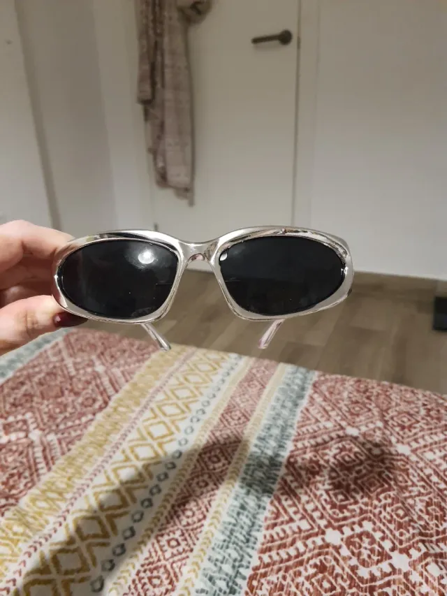 Gafas de sol futuristas plateadas