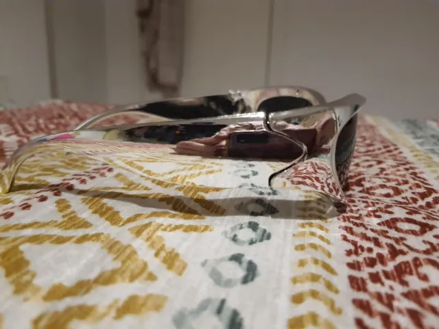 Gafas de sol futuristas plateadas