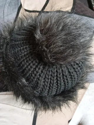 Gorro polar gris oscuro con pompón