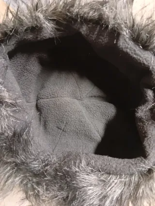 Gorro polar gris oscuro con pompón