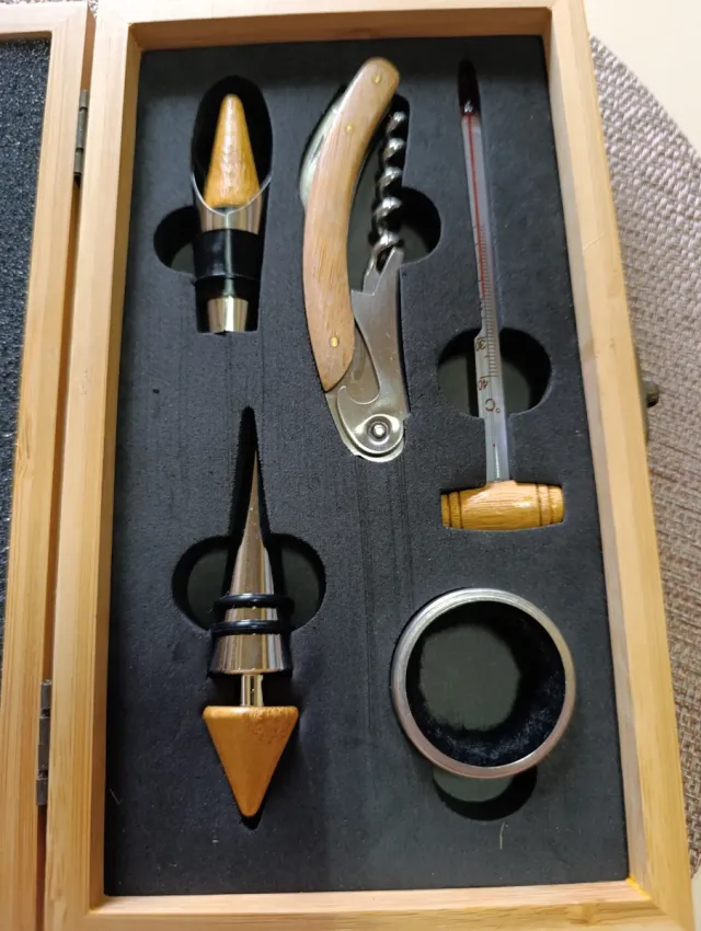 Juego Accesorios Vino en estuche de madera