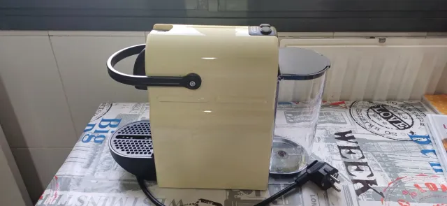 Cafetera Nespresso Beige