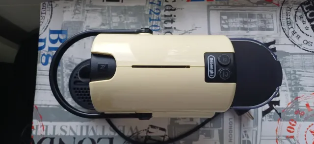 Cafetera Nespresso Beige