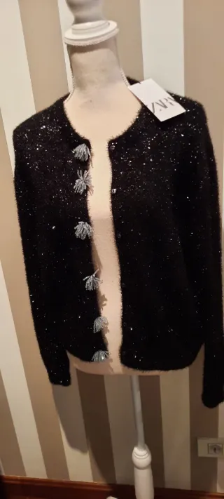 Chaqueta Zara brillante con botones joya