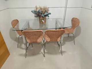 Tavolo grande in cristallo con piedi in acciaio inossidabile