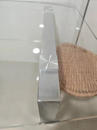 Tavolo grande in cristallo con piedi in acciaio inossidabile