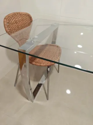 Tavolo grande in cristallo con piedi in acciaio inossidabile