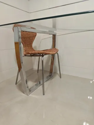 Tavolo grande in cristallo con piedi in acciaio inossidabile