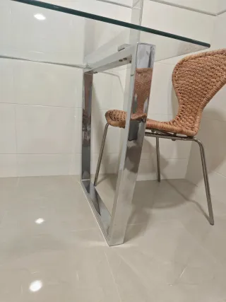 Tavolo grande in cristallo con piedi in acciaio inossidabile