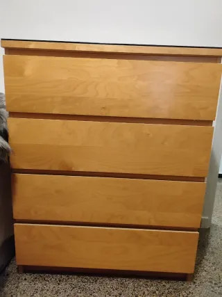 Cómoda de madera con superficie de cristal