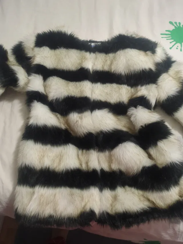 Abrigo pelo niña rayas beige y negro