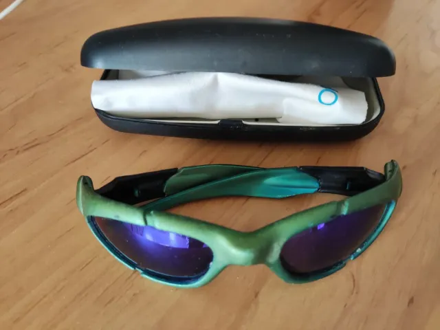 Gafas de sol verdes y moradas