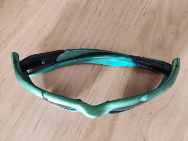 Gafas de sol verdes y moradas