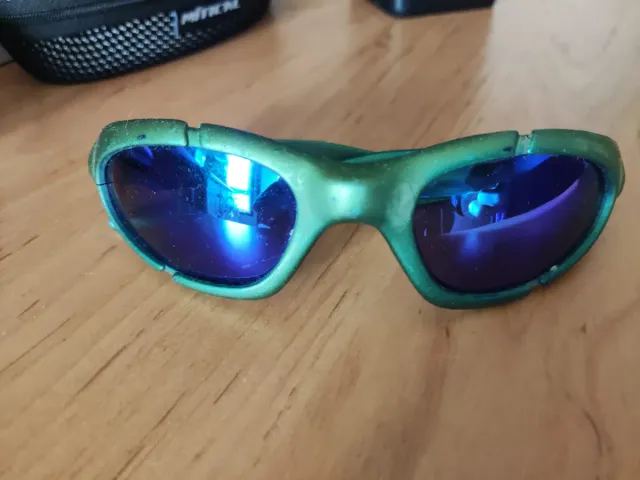 Gafas de sol verdes y moradas