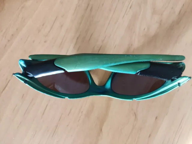 Gafas de sol verdes y moradas