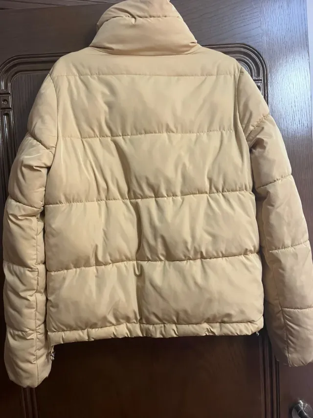 Chaqueta acolchada cuello alto amarilla