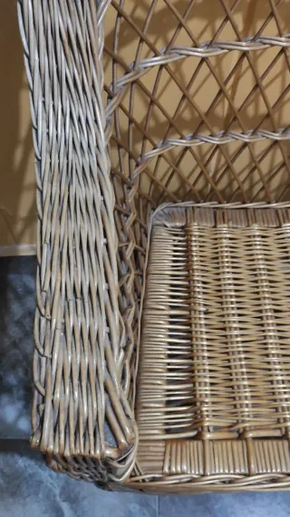 Sillón de mimbre tejido