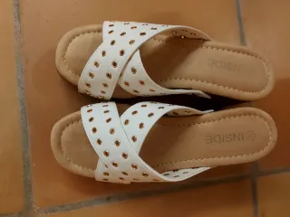 Sandalias blancas con tachuelas doradas