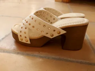 Sandalias blancas con tachuelas doradas