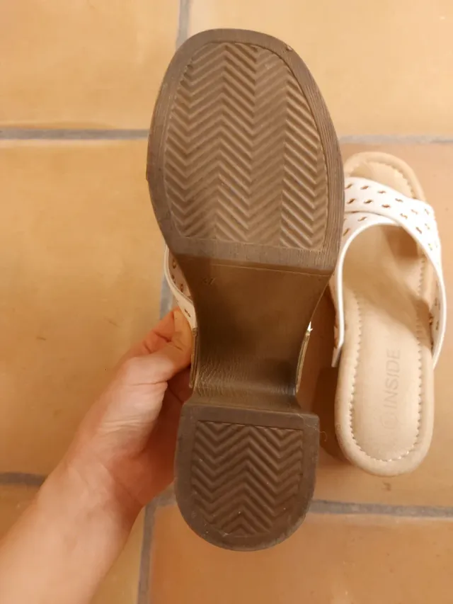 Sandalias blancas con tachuelas doradas