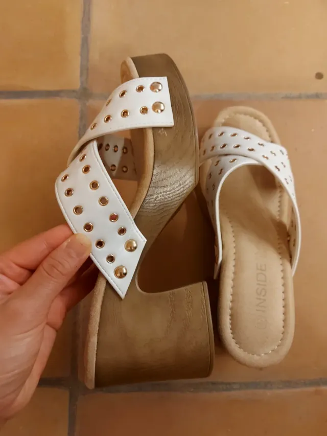 Sandalias blancas con tachuelas doradas