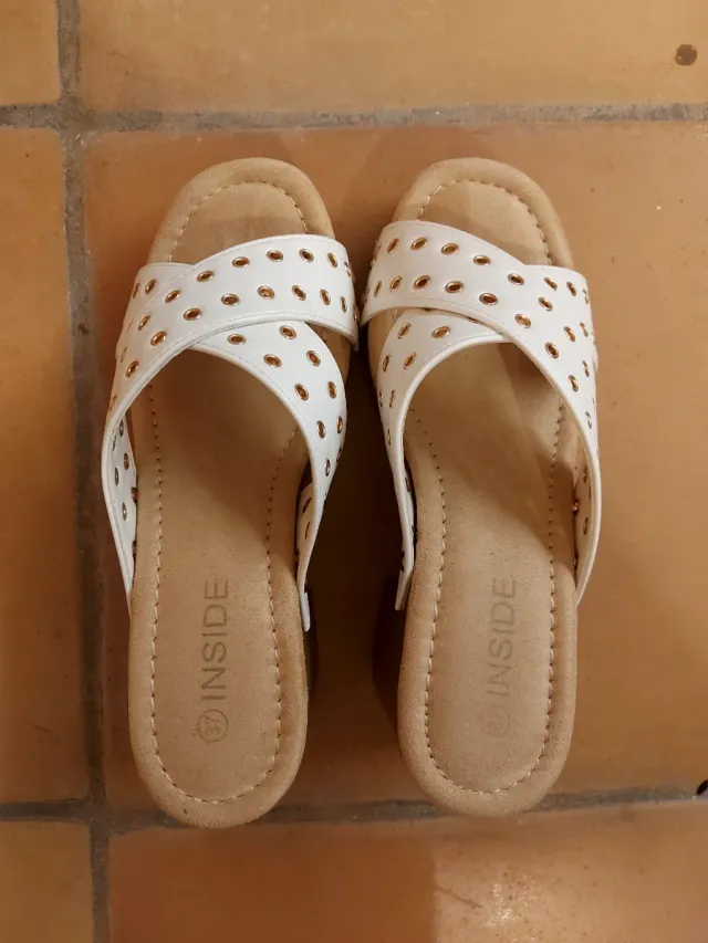 Sandalias blancas con tachuelas doradas