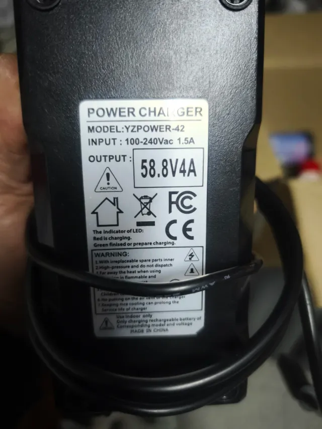 Cargador YZPOWER- 58.8V 4A