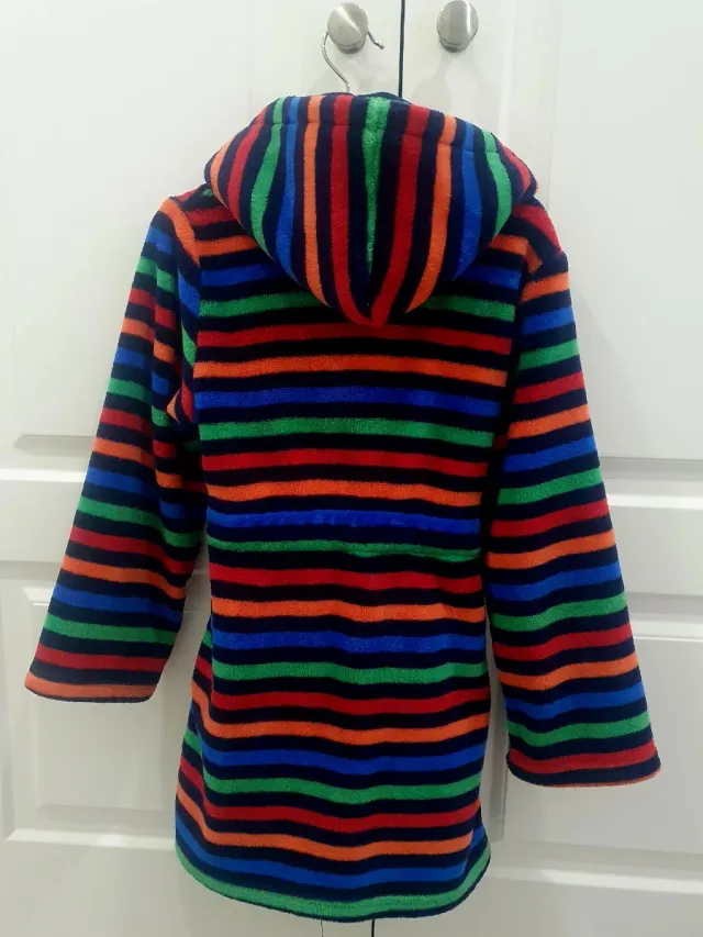 Bata infantil rayas multicolor.