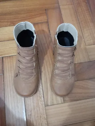 Botines beige con cremallera