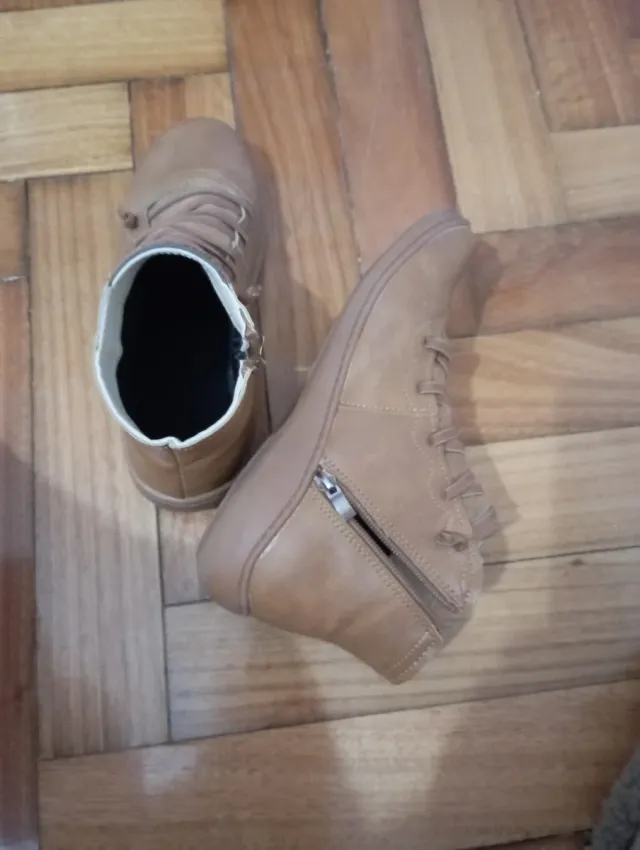 Botines beige con cremallera