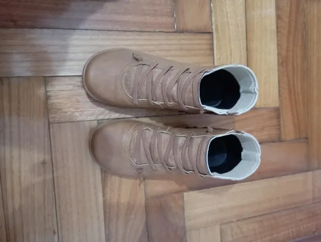 Botines beige con cremallera