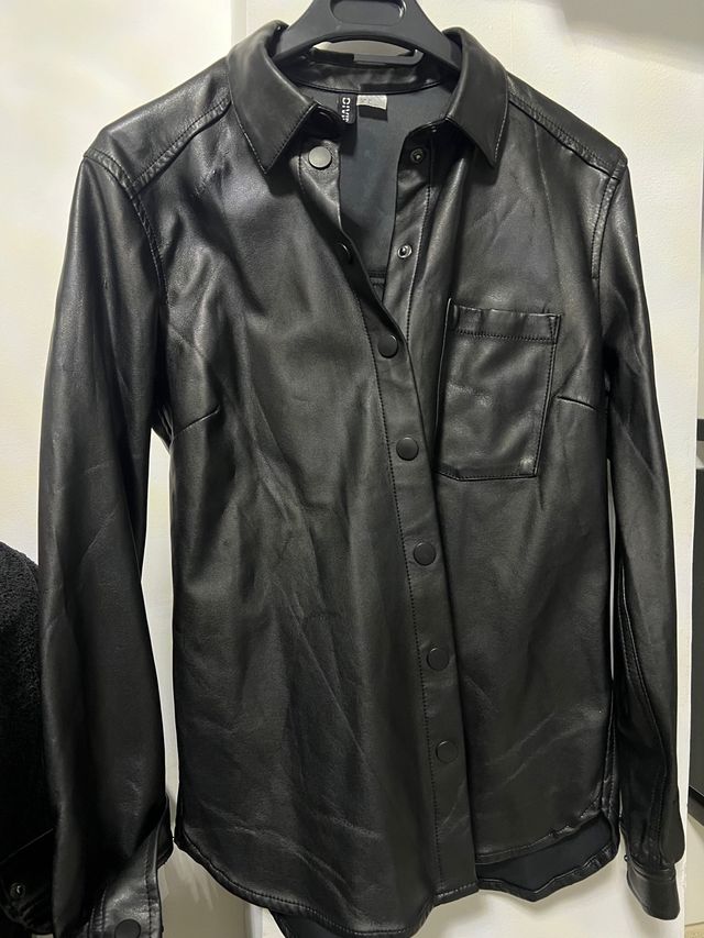 Sobrecamisa efecto piel negra Divided