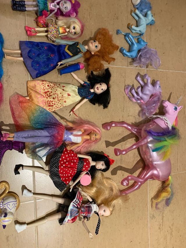 Lote Muñecas y Unicornio Mágico