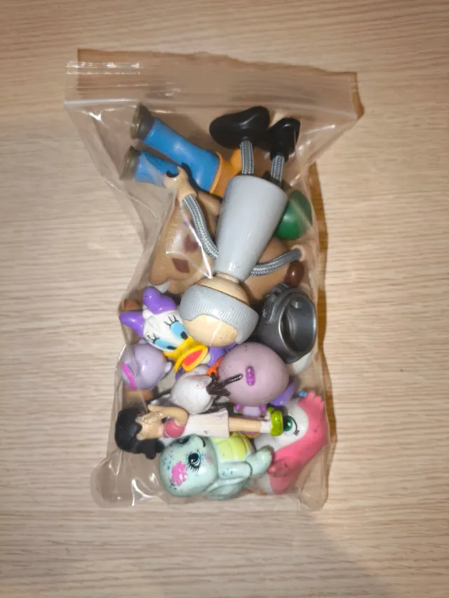 Lote variado de muñecos