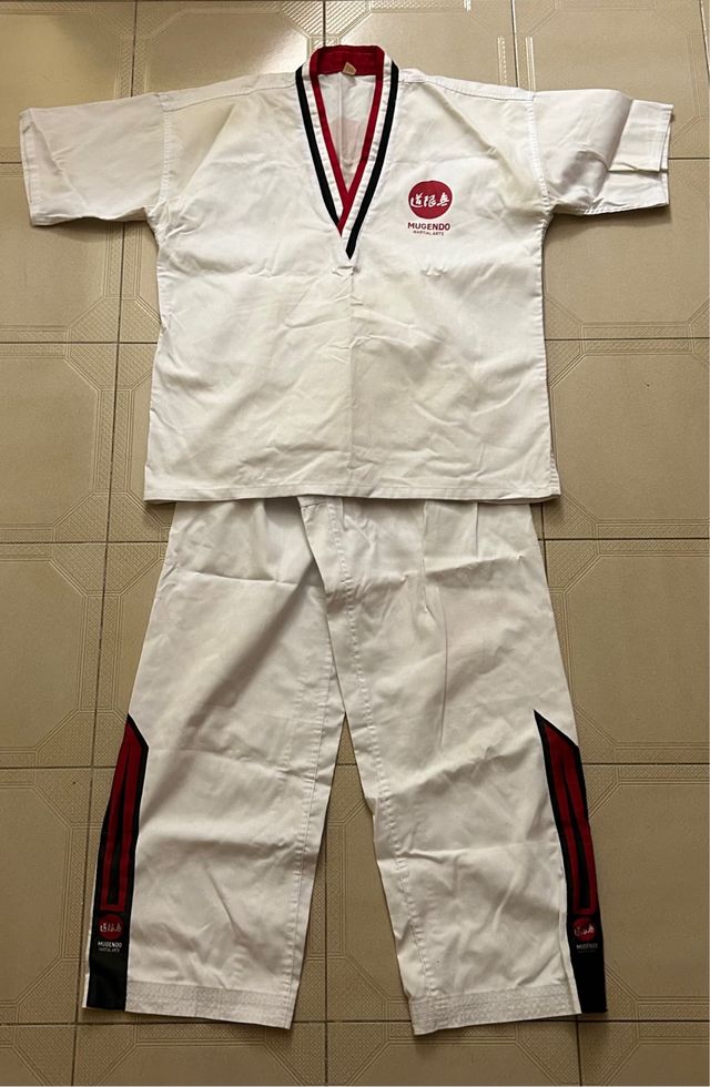 Kimono Artes Marciales Mugendo Blanco talla L