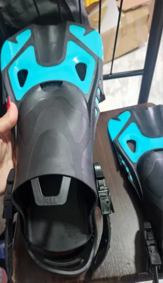 Aletas de buceo azules y negras