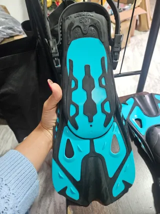 Aletas de buceo azules y negras