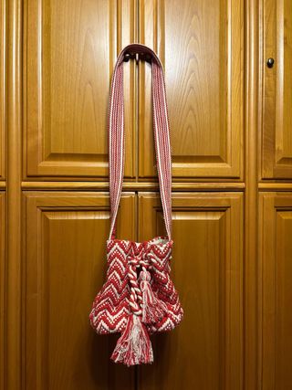 Bolso tejido rojo y beige