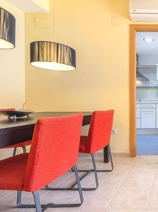 Mesa extensible wengué y 4 sillas