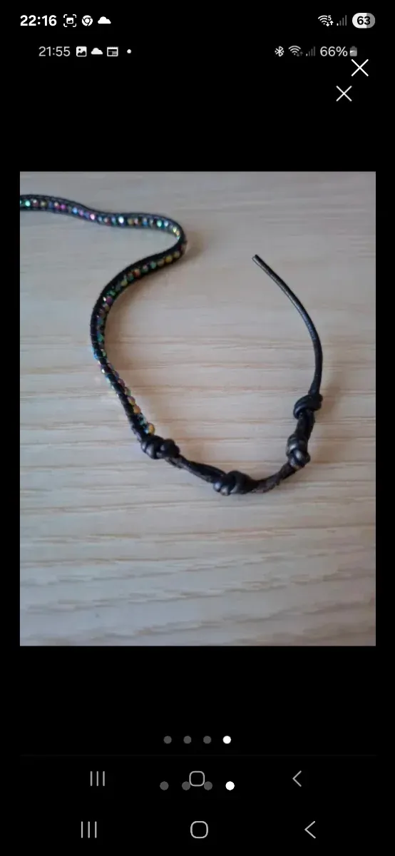 Pulsera de cuero con abalorios multicolor