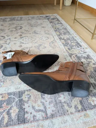 Botines marrones de piel de Uterqüe