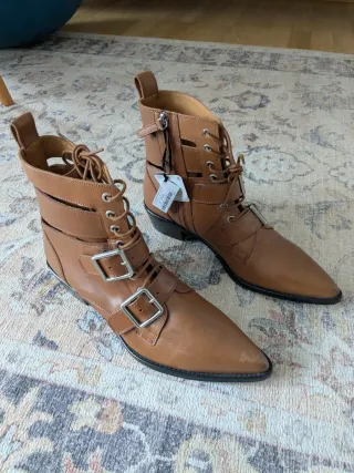 Botines marrones de piel de Uterqüe