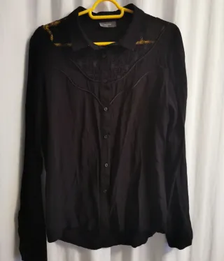 Camiseta Yessica negra con encaje