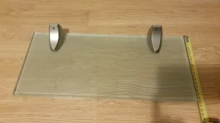 Scaffale in vetro con supporti metallici