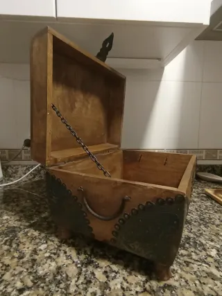 Cofre antiguo de madera y acero