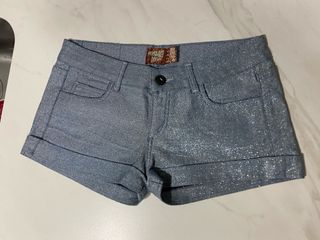 pantalón corto plateados brillantes