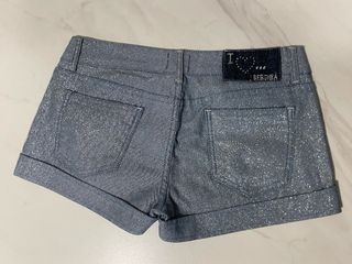 pantalón corto plateados brillantes