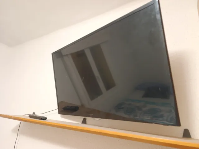 Smart TV Samsung con soporte móvil.