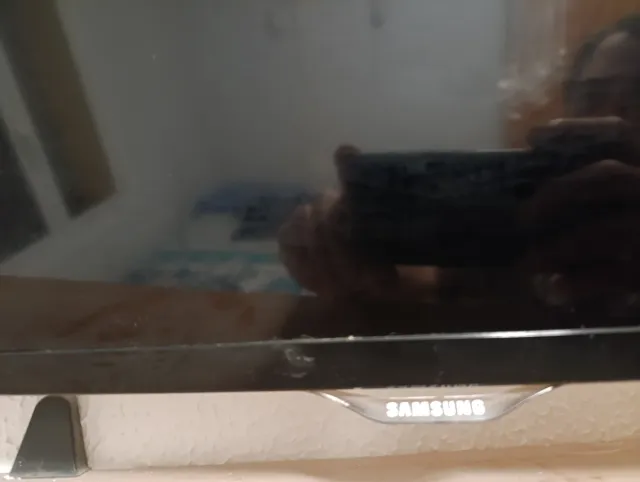 Smart TV Samsung con soporte móvil.