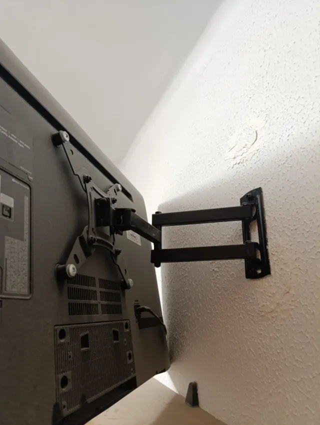 Smart TV Samsung con soporte móvil.